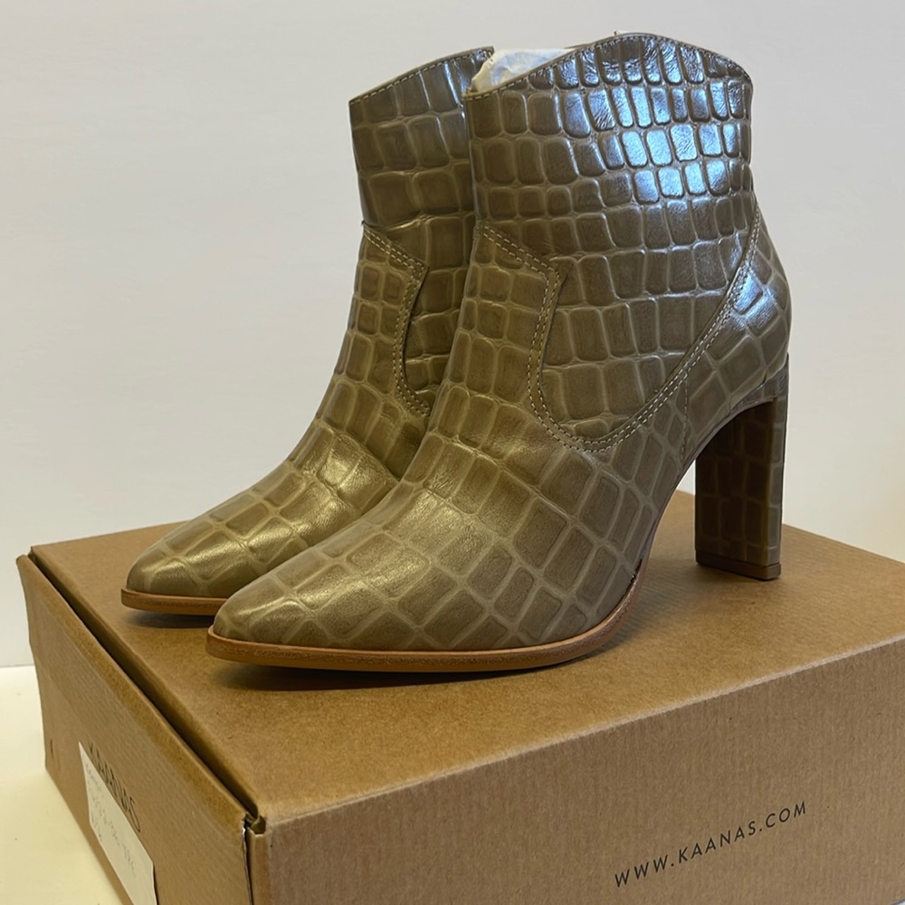 NEW KAANAS heeled boots Size 6